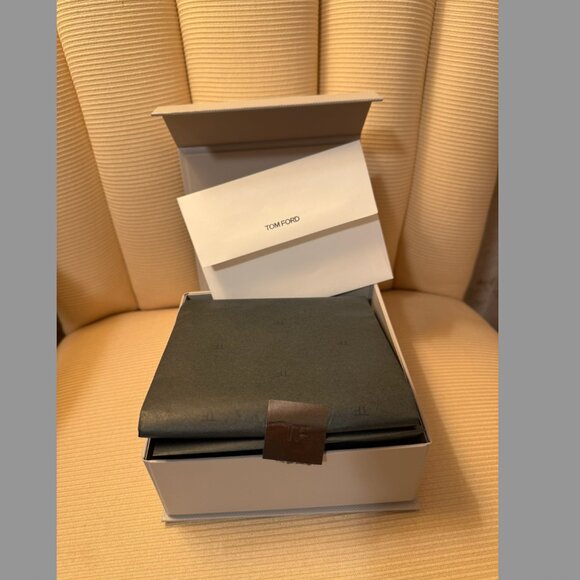 Tom Ford Gift Box with envelope and Ribbon - Picture 5 of 7